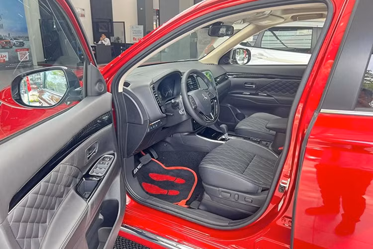 Giá lăn bánh Mitsubishi Outlander 2.0 CVT ở khu vực Hà Nội cũng chỉ dừng ở mức 855 triệu đồng. Trong khi đó, Outlander bản 2.0 CVT Premium được một số đại lý áp dụng ưu đãi lên đến 140 triệu đồng.