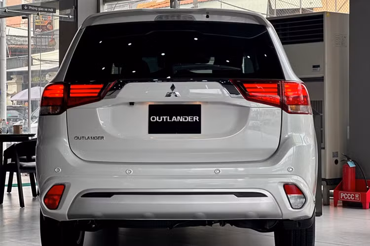 Giá niêm yết của Mitsubishi Outlander hiện dao động từ 825 - 950 triệu đồng cho 2 phiên bản.