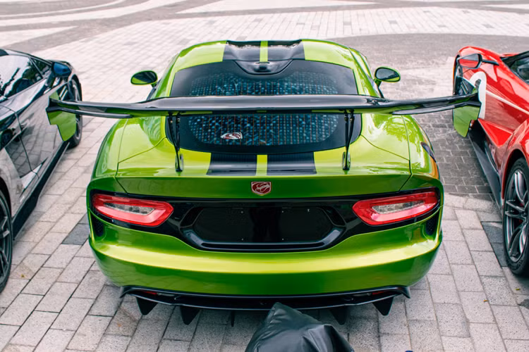 Dodge Viper ACR tại Việt Nam còn được trang bị hộp số sàn 6 cấp Tremec TR6060 với nhiều cải tiến về tỷ số truyền động cũng như độ cứng xoắn so với thế hệ trước. Khả năng tăng tốc của Dodge Viper ACR Snakeskin cực kỳ ấn tượng khi chỉ mất 3,5 giây để chạm mốc 100 km/h từ vị trí đứng yên và đạt tốc độ tối đa 332 km/h.