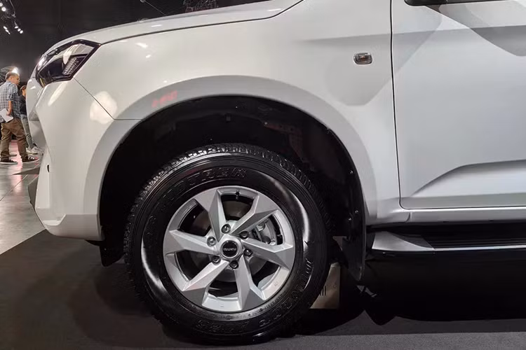 Ngoài ra, mẫu SUV hạng D này còn dùng các loại vành la-zăng với đường kính 18 inch hoặc 20 inch, tùy phiên bản. Trong 4 phiên bản của Isuzu MU-X 2025, RS là cái tên hoàn toàn mới. Được định vị như bản cao cấp nhất của dòng xe này, bản RS có thiết kế thể thao hơn.