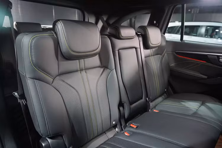 Ở bản tiêu chuẩn Active, mẫu SUV hạng trung này có những trang bị như lưới tản nhiệt sơn màu xám đậm, vành hợp kim 18 inch, ghế bọc nỉ, màn hình cảm ứng trung tâm 8 inch và hỗ trợ kết nối Apple CarPlay/Android Auto không dây