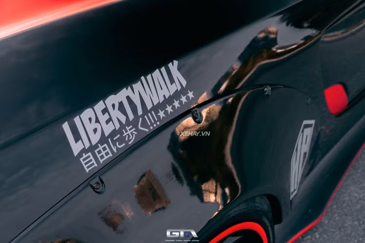 Điểm đặc biệt của gói độ Liberty Walk chắc hẳn phải kể đến phần hốc bánh xe được mở rộng bằng cách dùng đinh tán bắt trực tiếp vào thân xe để cố định vòm bánh trước/sau.