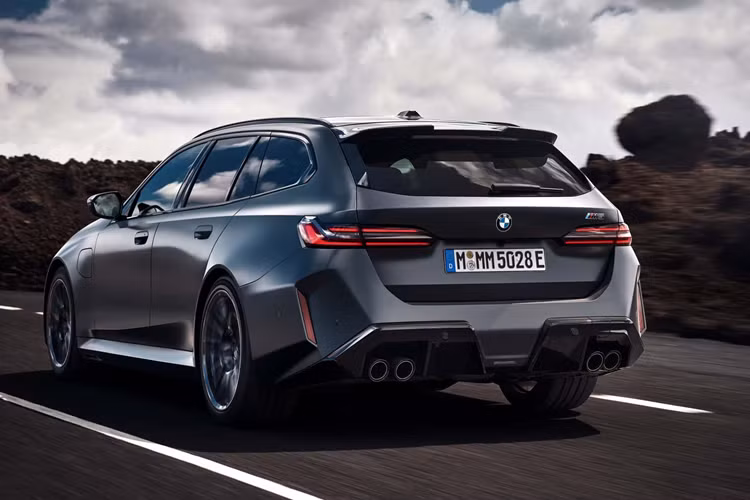 Mức giá xe BMW M5 Touring 2025 sẽ cao hơn 2.000 USD so với giá công bố của chiếc sedan M5 và cả hai chiếc xe sẽ được sản xuất cùng nhau tại nhà máy Dingolfing của BMW.