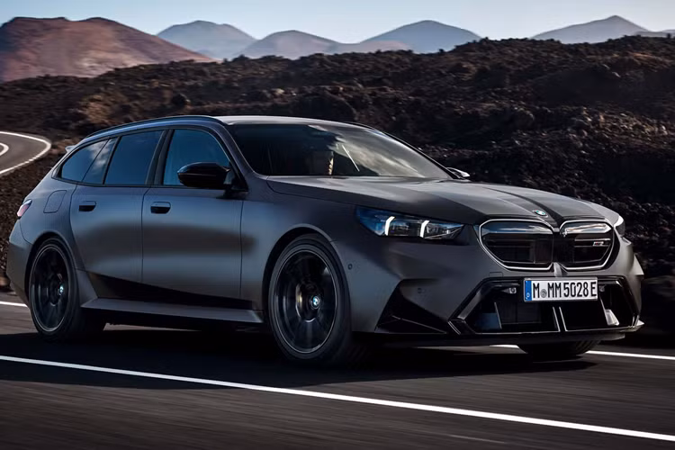 Sau nhiều tháng được nhiều người dùng chờ đợi, BMW cuối cùng đã công bố chiếc M5 Touring tại lễ hội Monterey. Nhìn bề ngoài, BMW M5 Touring 2025 mới trông rất ấn tượng với những đường nét góc cạnh và khỏe khoắn và ở ngoại thất, mẫu xe được trang bị một đường gân trải dài dọc theo toàn bộ chiều dài của Touring.