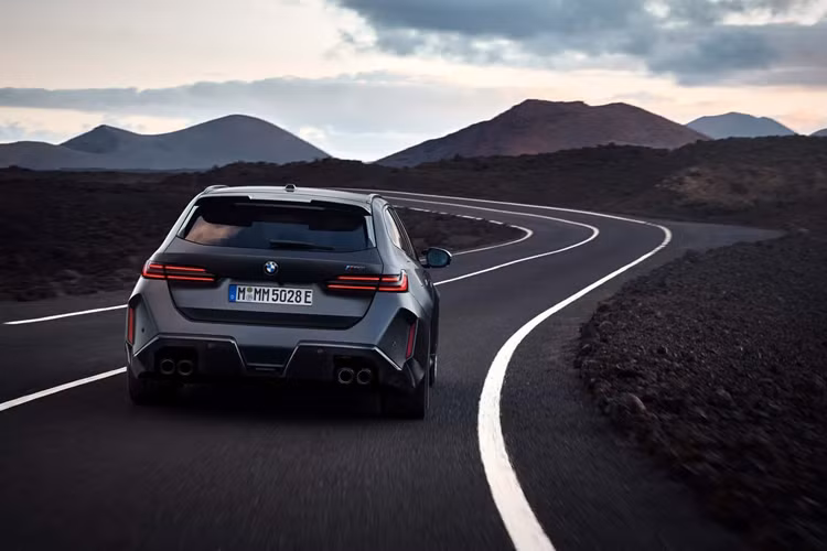BMW M5 Touring 2025 sẽ ra mắt tại Tuần lễ ôtô Pebble Beach vào thứ Năm, ngày 15/8/2024. Mẫu xe sẽ ra mắt thị trường toàn cầu sẽ bắt đầu vào cuối năm nay, vào quý 4 năm 2024 và chiếc xe sẽ được công bố ở mức 121.500 USD cộng với phí vận chuyển và xử lý 1.175 USD.