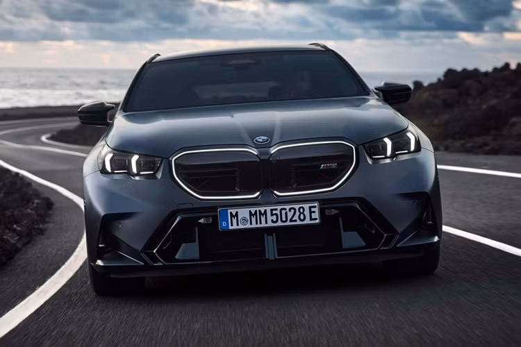 BMW M5 Touring 2025 kiểu dáng Wagon mới chỉ là biến thể thứ ba trong lịch sử của mẫu xe này và là biến thể đầu tiên kể từ E60 từng được giới thiệu vào năm 2007. Được biết, BMW Touring 2025 có trọng lượng ở mức 2.508 kg nhiều hơn 63 kg so với phiên bản sedan.