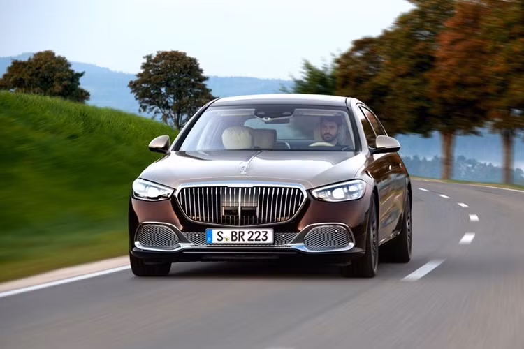 Mercedes-Maybach S680 4Matic sở hữu máy xăng V12 6.0L tăng áp kép được chế tạo thủ công, sản sinh công suất tối đa 621 mã lực và mô-men xoắn cực đại 1.001 Nm. Đây chính là điểm vượt trội hoàn toàn của S680 so với các bản thấp hơn.