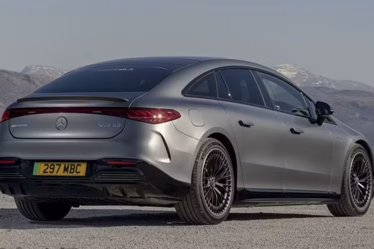 Mercedes-AMG EQS 53 Sedan 2023 được trang bị 2 động cơ điện, cho công suất 649 mã lực và mô-men xoắn 952Nm. Khối động cơ này cho phép xe tăng tốc từ 0-96km/h trong 3,4 giây với tốc độ tối đa 241km/h.