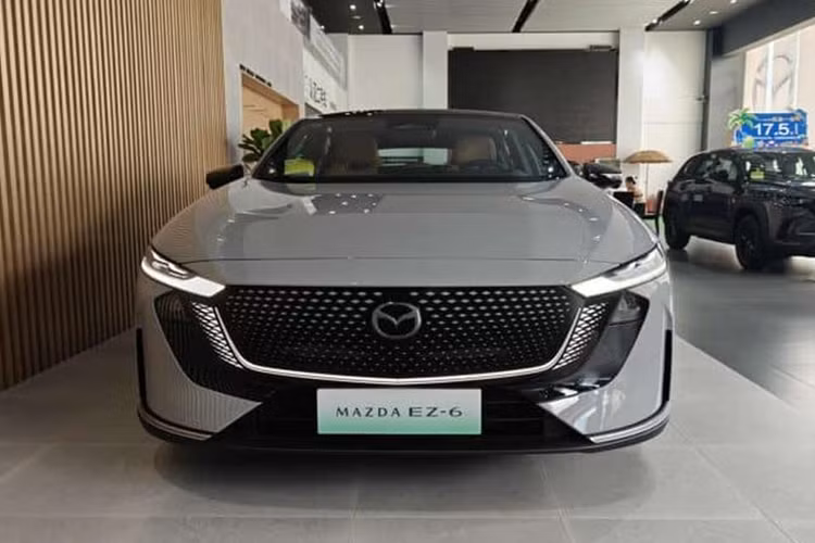 Mazda EZ-6 2025 mới sở hữu chiều dài x rộng x cao lần lượt là 4.921 x 1.890 x 1.485 mm, lớn hơn đáng kể so với Mazda6 hiện tại (4.865 x 1.840 x 1.450 mm). Về thiết kế, ngoại thất của Mazda EZ-6 toát lên vẻ thanh lịch nhưng vẫn có phần thể thao, điều này được thể hiện qua tạo hình trần xe vuốt dốc kiểu fastback.