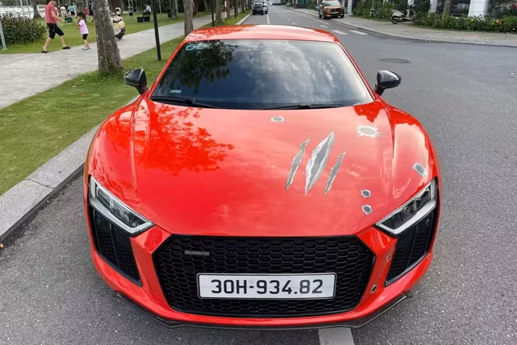 Kết hợp với hộp số tự động ly hợp kép 7 cấp S-tronic, động cơ giúp siêu xe Audi R8 V10 Plus tăng tốc từ vị trí xuất phát lên 100 km/h chỉ trong thời gian 3,2 giây trước khi đạt vận tốc tối đa 330 km/h.