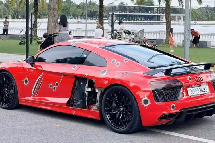Hệ thống ống xả nguyên bản của chiếc xe Audi R8 V10 Plus này đã được tháo bỏ và được trang bị hệ thống ống xả độ đến từ thương hiệu Capristo .