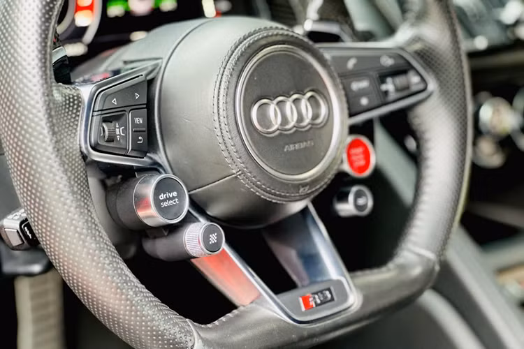Thú vị ở chỗ, trước đó, chiếc siêu xe Audi R8 V10 Plus khi còn thuộc sở hữu của Tống Đông Khuê cũng đã bị tháo bỏ cản sau, để lộ ra toàn bộ các chi tiết máy móc bên trong xe. Có vẻ số phận của xe Audi R8 V10 Plus này toàn bị chủ nhân tháo đồ để vui đùa.