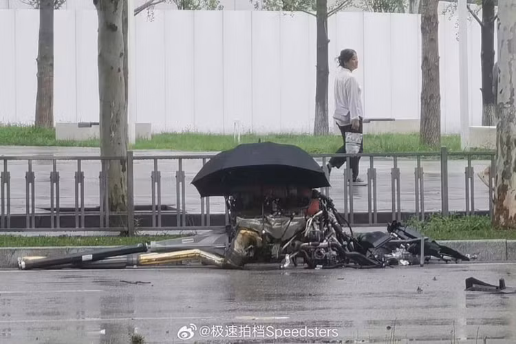 Vụ va chạm mạnh đã khiến cho chiếc siêu SUV đắt tiền này bị hư hại nặng nề ở cả phía trước và sau. Thậm chí, khối động cơ V12 của chiếc Ferrari Purosangue này còn văng hẳn ra ngoài xe.