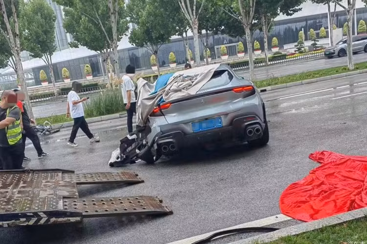 Tuy nhiên, chiếc siêu SUV Ferrari Purosangue gặp tai nạn này được đeo biển số Thượng Hải, điều này đặt ra nghi vấn rằng đây là một chiếc xe được người cầm lái thuê lại. 