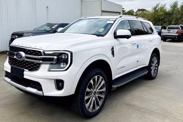 Trong năm 2023, Ford Everest chính là mẫu SUV 7 chỗ bán chạy nhất tại Việt Nam với doanh số cộng dồn 9.960 xe, tăng đến 42,7% so với năm 2022. Có được kết quả này một phần là nhờ thế hệ mới với thiết kế đẹp mắt hơn và trang bị tiện nghi, an toàn đầy đủ hơn.