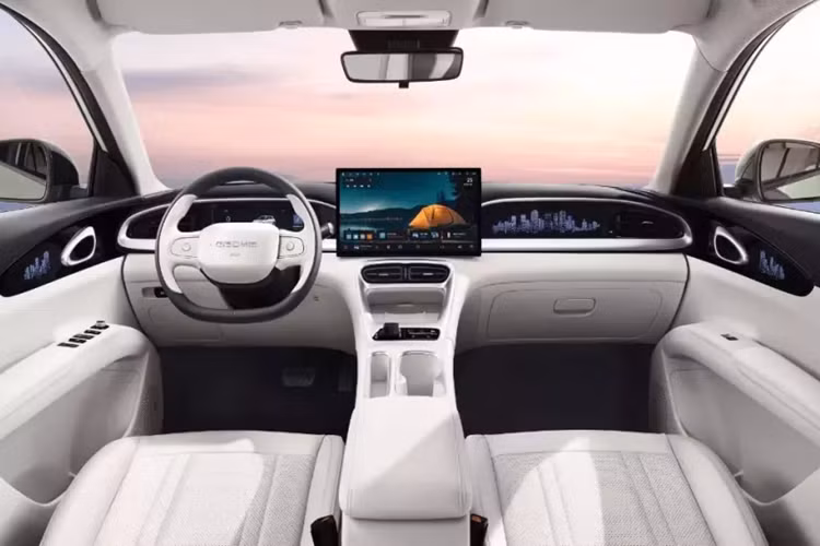 Bên trong, buồng lái áp dụng bố cục đối xứng, được trang bị bảng điều khiển LCD 8,8 inch và vô lăng đa chức năng theo tiêu chuẩn. Tùy thuộc vào từng phiên bản, có hai kích thước màn hình điều khiển trung tâm 10,1 inch hoặc 14,6 inch.