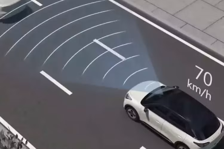 Cả sạc chậm và sạc nhanh đều được hỗ trợ cho xe điện Geely Geome Xingyuan 2024. Trong chế độ sạc nhanh, xe chỉ mất 21 phút để sạc đầy pin từ 30% đến 80%.