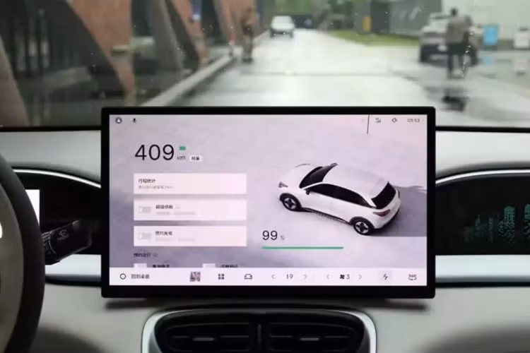 Hơn nữa, có 36 không gian lưu trữ trên toàn bộ xe, bao gồm cốp trước 70 L, hộp đựng găng tay 10 L và ngăn chứa đồ 20 L bên dưới bảng điều khiển trung tâm. Thể tích tiêu chuẩn của cốp sau là 375 L và có thể mở rộng lên 1320 L sau khi gập hàng ghế sau xuống, có thể chứa 17 vali 20 inch.
