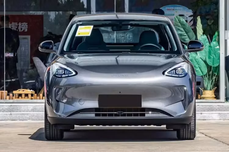 Về ngoại thất, Geely Geome Xingyuan 2025 mới có thiết kế tròn trịa và dễ thương. Vị quan chức này cho biết thiết kế này lấy cảm hứng từ “nụ cười”. Kích thước xe bao gồm chiều dài, chiều rộng và chiều cao lần lượt sẽ là 4135/1805/1570 mm, chiều dài cơ sở 2650 mm và có thể chở 5 người theo tiêu chuẩn.