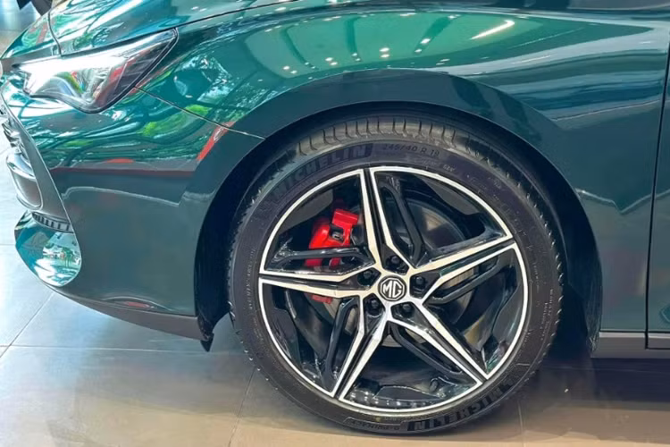 MG7 sở hữu thiết kế thể thao, khỏe khoắn nhưng cũng không kém phần hiện đại. Đầu xe gây ấn tượng với cụm đèn pha kiểu tam giác sắc cạnh được trang bị dải đèn LED đôi phía bên trong, đi kèm hốc thông gió hai bên yếm trước giúp tăng thêm phần thể thao.