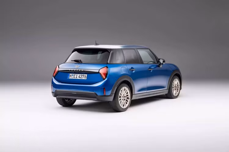 Các lựa chọn về mâm cho MINI Cooper 2025 bản 5 cửa bao gồm từ 16 inch đến 18 inch, trong đó nếu khách hàng chọn mâm 17 inch hoặc 18 inch cũng sẽ nhận được bộ lốp có bề rộng lớn hơn là 215 mm. Xe có tất cả 11 lựa chọn màu sơn ngoại thất và đồng thời có cả 3 kiểu màu cho nóc xe. Giá bán hiện chưa được tiết lộ.