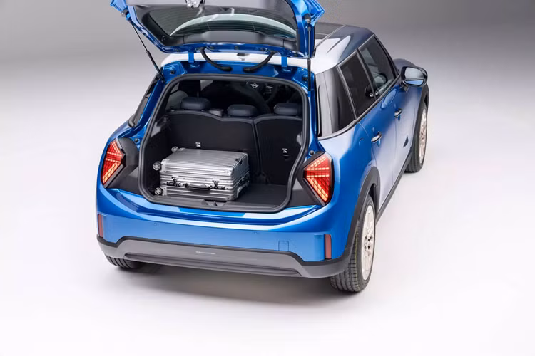 Cooper C có thể tăng tốc 0-100 km/h trong vòng 8 giây và đạt tốc độ tối đa 225 km/h. Bản Cooper S mạnh hơn nên tăng tốc 0-100 km/h nhanh hơn khi chỉ cần 6,8 giây, đồng thời có vận tốc tối đa cao nhất lên đến 242 km/h. MINI cho biết phiên bản 5 cửa của MINI Cooper 2025 có hệ thống treo và giảm xóc được tối ưu theo hướng mang lại cảm giác lái năng động, phấn khích.
