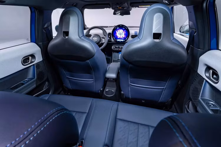 Tại châu Âu, MINI Cooper 2025 bản 5 cửa có 2 lựa chọn về động cơ. Bản tiêu chuẩn Cooper C được trang bị động cơ ba xi-lanh tăng áp 1.5L với công suất 154 mã lực và mô-men xoắn 230 Nm. Nếu nâng cấp lên biến thể Cooper S, động cơ sẽ là loại tăng áp bốn xi-lanh 2.0L sản sinh 201 mã lực và mô-men xoắn 300 Nm. 