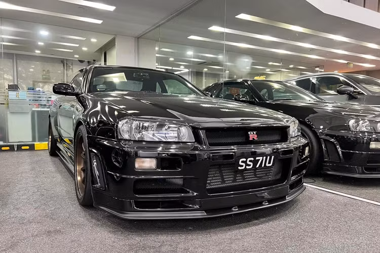 Ra mắt vào tháng 10/2000, Nissan Skyline GT-R V-Spec II đời 2001 là bản nâng cấp mạnh mẽ hơn của phiên bản hiệu năng cao GT-R V-Spec. Đây là một trong những biến thể của dòng xe huyền thoại Skyline R34 được nhiều người săn đón.