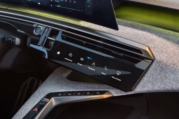 Ngoại thất của Peugeot E-5008 2025 bám sát kiểu dáng của “đàn em” 3008 vừa ra mắt hồi tháng 9/2023. Khác biệt lớn nhất giữa hai mẫu xe này là mẫu E-5008 mang chất SUV rõ hơn, trong khi 3008 đi theo phong cách fastback thể thao.