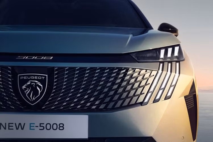 Peugeot E-5008 2025 được tích hợp công nghệ sạc nhanh, cho phép mẫu crossover tăng dung lượng pin từ 20 lên 80% chỉ trong 30 phút hoặc đi được thêm 100km sau khi sạc 10 phút thông qua bộ sạc DC 160kW.