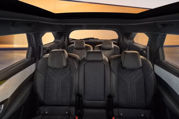 Màn hình i-Cockpit 21 inch là trang bị tiêu chuẩn trên cả bản Allure và GT, bên cạnh đó là hệ thống đèn viền nội thất, bộ sạc không dây và hệ thống đèn LED. Phiên bản GT cao cấp hơn có sơn ngoại thất 2 tông màu, bộ mâm 20 inch, ghế bọc Alcantara tích hợp chức năng sưởi và chỉnh điện.