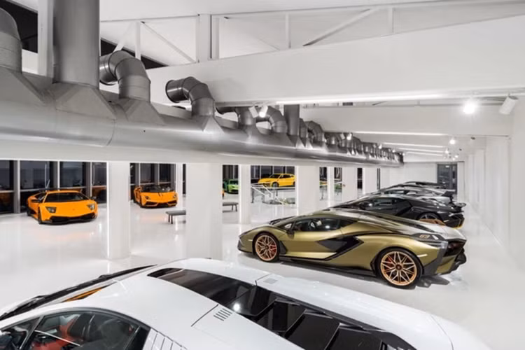Những thông số ấn tượng trên đã giúp cho siêu xe hybrid Lamborghini Revuelto LB744 có thể dễ dàng tăng tốc từ vị trí xuất phát lên 100 km/h trong thời gian 2,5 giây, từ 0-200 km/h trong thời gian dưới 7 giây và đạt vận tốc tối đa 350 km/h.