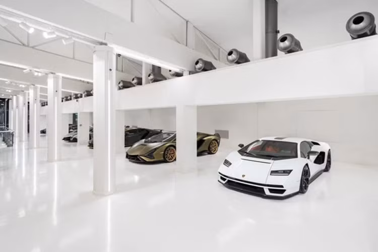 Kết hợp với mô-tơ điện, động cơ của siêu xe Lamborghini Revuelto sẽ tạo ra khối công suất tối đa tổng cộng lên đến 1.015 mã lực. Đây là siêu xe thương mại đầu tiên của hãng Lamborghini có công suất tối đa vượt ngưỡng 1.000 mã lực.