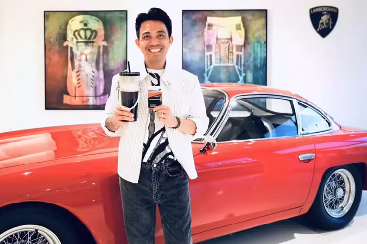 Vào tháng 11/2023, ông Phạm Trần Nhật Minh hay còn gọi là Minh Nhựa chia sẻ Lamborghini Revuelto với dàn xe đủ màu sắc đỗ trước 1 showroom xe chính hãng ở nước ngoài, điều này đã khiến không ít người mê xe thích thú. "Để đó và ngó", Minh Nhựa chia sẻ trong bài đăng đó