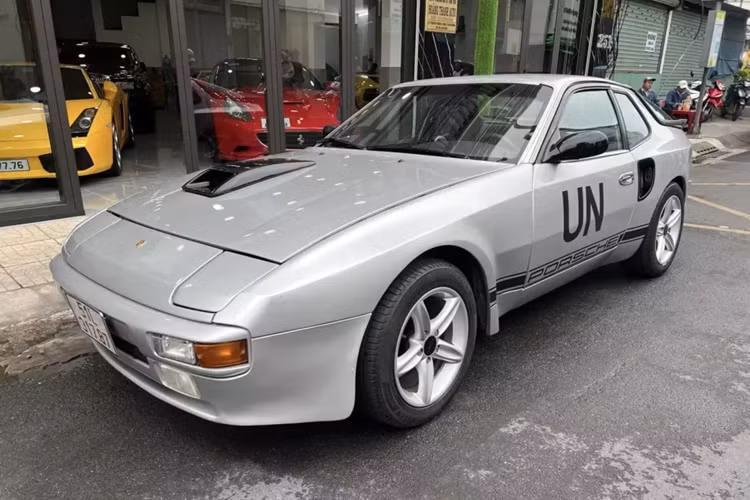 Chiếc xe trong bài viết này là phiên bản coupe, xe được sơn màu bạc, tông màu yêu thích của chủ nhân, theo tìm hiểu, "Qua" Vũ mua chiếc xe Porsche 944 này đã gần 1 năm nhưng nay mới lái nó xuống đường, trước khi được "vua cà phê" Việt Nam ngó đến, chiếc 944 này làm bạn với bụi trong 1 garage xe ở Đồng Nai.