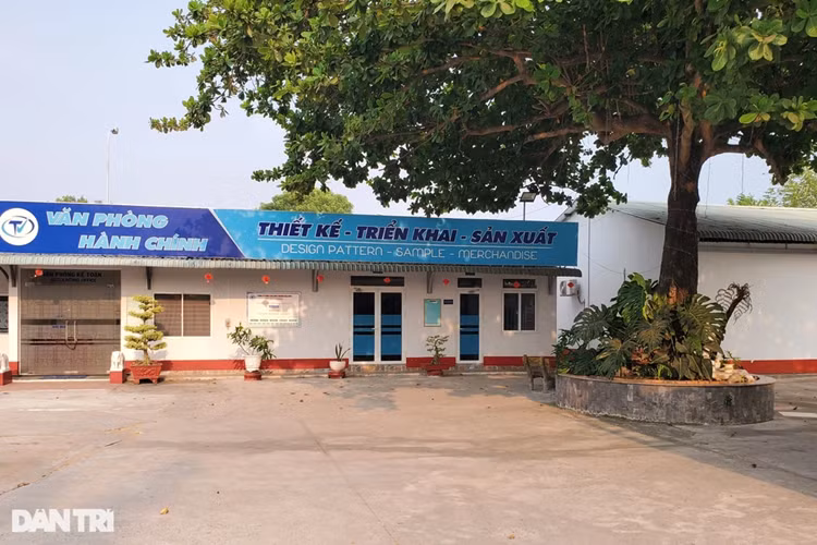 Công nhân đi đòi lương phát hiện Giám đốc bán hàng ở căng tin - Hình 2 Cong nhan di doi luong phat hien Giam doc ban hang o cang tin-Hinh-2
