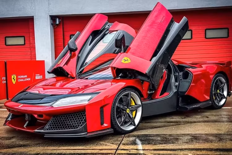 Cụ thể, chiếc Ferrari F80 dùng máy F163CF sử dụng động cơ V6 120 độ có liên quan đến động cơ trong cả 296 GTB và 499P giành chiến thắng tại Le Mans. Nhưng thay vì động cơ đốt trong 296 tạo ra công suất 654 mã lực, bộ phận ICE không nặng hơn của F80 tạo ra công suất tới 888 mã lực và mô-men xoắn tăng từ 546 lb-ft (740 Nm) lên 627 lb-ft (850 Nm).