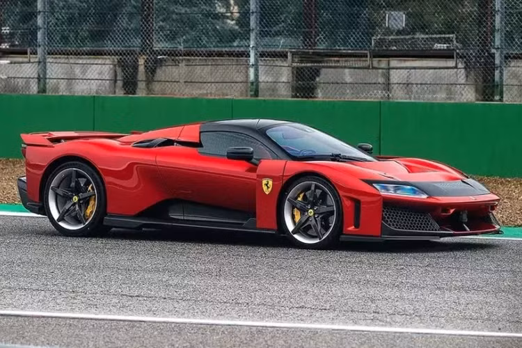 F80 là siêu xe Ferrari triệu đô đầu tiên sử dụng cổ máy V6, thay vì V8 như 280 GT0, F40 và cổ máy huyền thoại V12 từ F50, Enzo cho đến LaFerrari. Chỉ có 799 chiếc xe được sản xuất và giá phải trả từ 3,9 triệu USD, khiến nó trở thành chiếc Ferrari đắt nhất, lạ nhất trong bộ "big six".