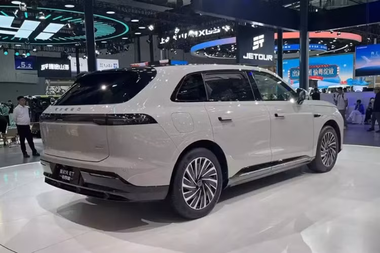 Chiếc xe SUV Chery Exeed Exlantix ET mới đã bổ sung thêm hai sắc thái xám và tím vào lựa chọn sơn ngoại thất. Mặt trước áp dụng thiết kế khép kín, được trang bị dải đèn xuyên thấu và logo chữ Exeed ở giữa. Phía sau tiếp tục sử dụng cụm đèn hậu xuyên thấu và bố trí ống xả ẩn. Vành xe đã được nâng cấp lên vành đa chấu 20 inch. 