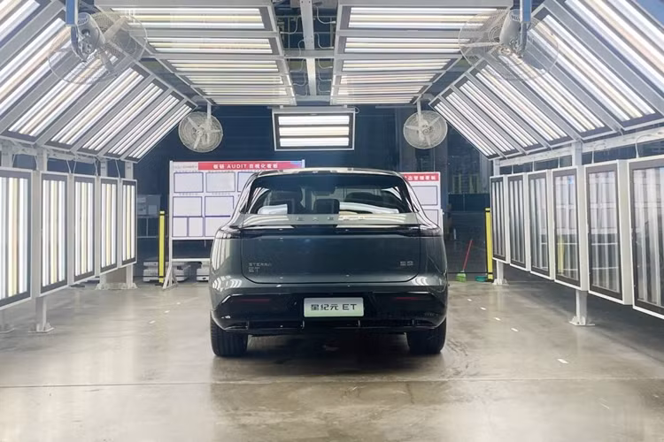 Một điểm nổi bật khác của SUV Chery Exeed Exlantix ET chạy điện mới là đây là mẫu xe đầu tiên được trang bị hệ thống lái xe thông minh Falcon của Chery, sử dụng 30 cảm biến và hai chip NVIDIA Orin-X, bao gồm chức năng dẫn đường tốc độ cao, dẫn đường trong thành phố và đỗ xe thông minh mà không cần bản đồ độ nét cao.