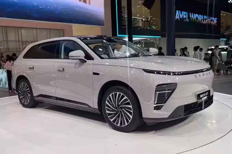 Vào ngày 15/12/2024 vừa qua, thương hiệu Exeed của Chery đã ra mắt mẫu SUV dẫn động bốn bánh mở rộng phạm vi Exlantix ET (được gọi là Sterra ET) tại Trung Quốc với ba phiên bản. Mức giá xe Chery Exeed Exlantix ET 2025 khởi điểm sẽ là từ 239.800 nhân dân tệ (33.000 USD), tương đương 783 triệu đồng.