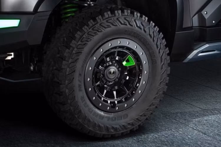 Ở phía ngang hông, chiếc SUV được trang bị bộ mâm xe mới được bọc trong lốp địa hình và một loạt các bộ phận bằng nhựa màu đen được gắn vào cửa và tấm ốp hông.