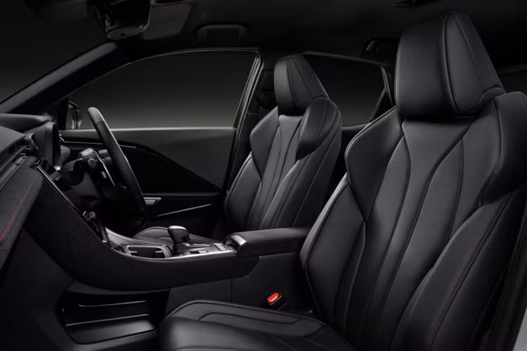 LBX Morizo RR cung cấp sự lựa chọn giữa hộp số sàn sáu cấp hoặc hộp số tự động tám cấp mượt mà kết hợp với hệ dẫn động AWD toàn thời gian được điều khiển điện tử. Theo Lexus, xe sẽ có khả năng tăng tốc 0-100 km/h trong 5,2 giây.