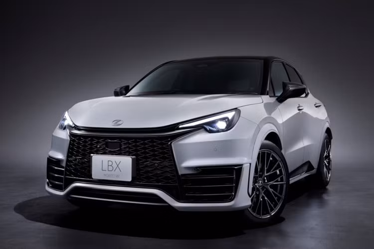 Nhìn bề ngoài, mẫu xe SUV Lexus LBX Morizo RR vẫn giữ được vẻ góc cạnh của mẫu concept tháng 1/2024. Xe sở hữu bộ body kit riêng biệt của Morizo tạo thêm cảm giác dữ dằn với cản va được thiết kế lại với khe hút gió lớn hơn đáng kể.