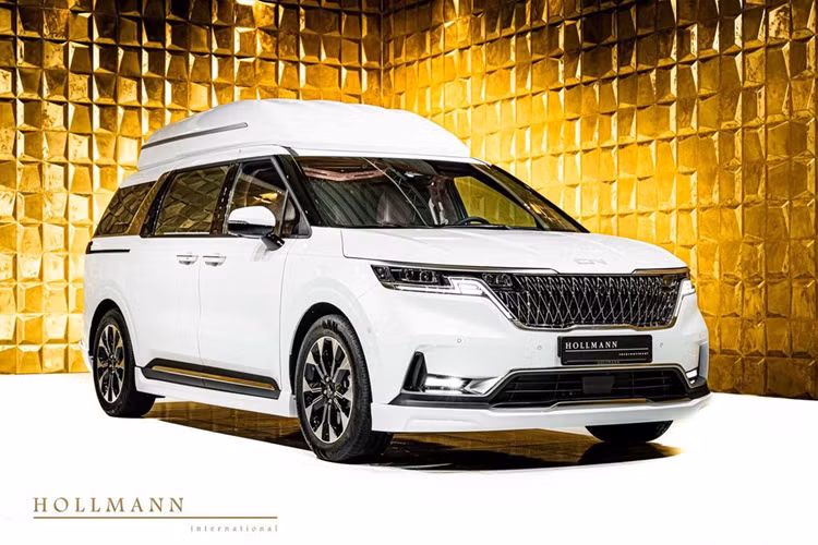Chiếc xe MPV Kia Carnival độ siêu sang đặc biệt này là tác phẩm của Hollman International. Về cơ bản, xe vẫn giữ nguyên thiết kế của Kia Carnival được phân phối tại Mỹ.