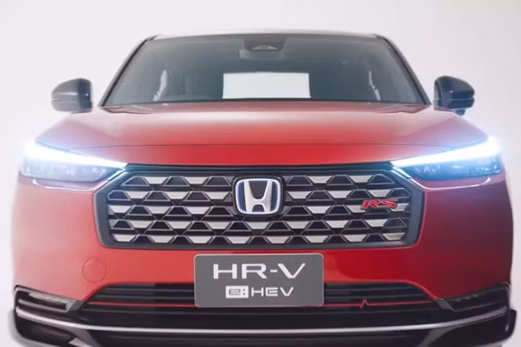 Đồng thời, mẫu xe này cũng có thiết kế không giống hoàn toàn với Honda HR-V mới dành cho Nhật Bản. Hình ảnh do hãng Honda tung ra là của HR-V bản RS cao cấp nhất. Xe được trang bị lưới tản nhiệt mới với mắt lưới mạ crôm, tạo cảm giác thể thao hơn.