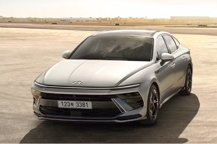 Theo đó, Hyundai Sonata 2025 mới được giới thiệu với 9 phiên bản cùng giá bán dao động từ 28,31 triệu won - 9,31 triệu won (khoảng 517 - 718 triệu đồng). Nhìn chung thiết kế của xe vẫn được giữ nguyên so với bản tiền nhiệm.