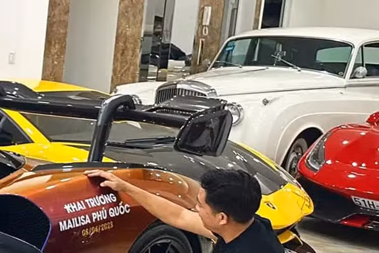 Trong thời gian sắp tới, đại gia Hoàng Kim Khánh sẽ sớm nhận bàn giao chiếc siêu xe mui trần McLaren 750S Spider, cũng như bom tấn Lamborghini Sian.