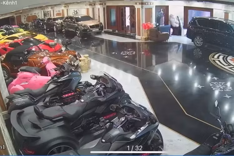 Cùng với đó là dàn môtô và xe đạp của Hoàng Kim Khánh với đủ màu như xanh, xám, trắng, cam..