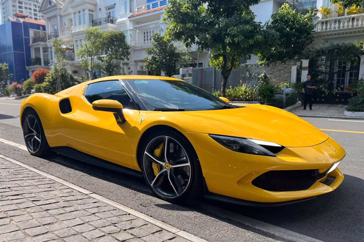 Siêu xe Ferrari 296 GTB có thể tăng tốc từ vị trí xuất phát lên 100 km/h chỉ trong thời gian 2,9 giây trước khi đạt vận tốc tối đa 330 km/h. Dòng xe plug-in hybrid có thể di chuyển với quãng đường tối đa 25 km và vận tốc tối đa là 135 km/h chỉ với động cơ điện.